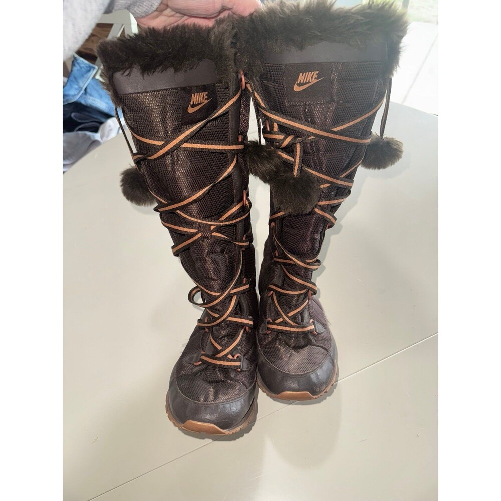 Nike Apres Skyhigh boots brown with Pom Pom's